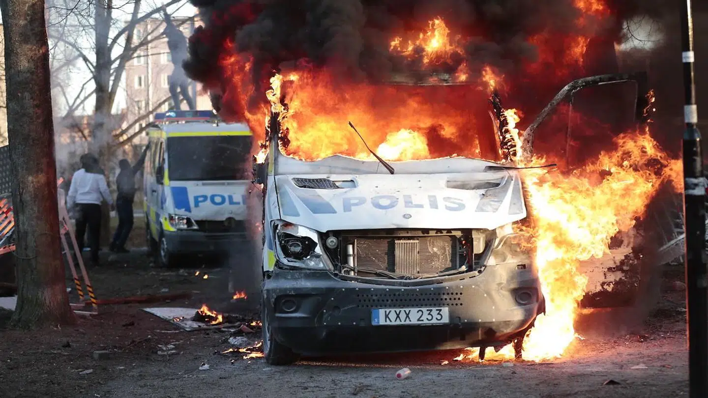 Kort før klokken 20 har svensk politi affyret et varselsskud ved urolighederne omkring en Rasmus Paludan-demonstration i byen Örebro.