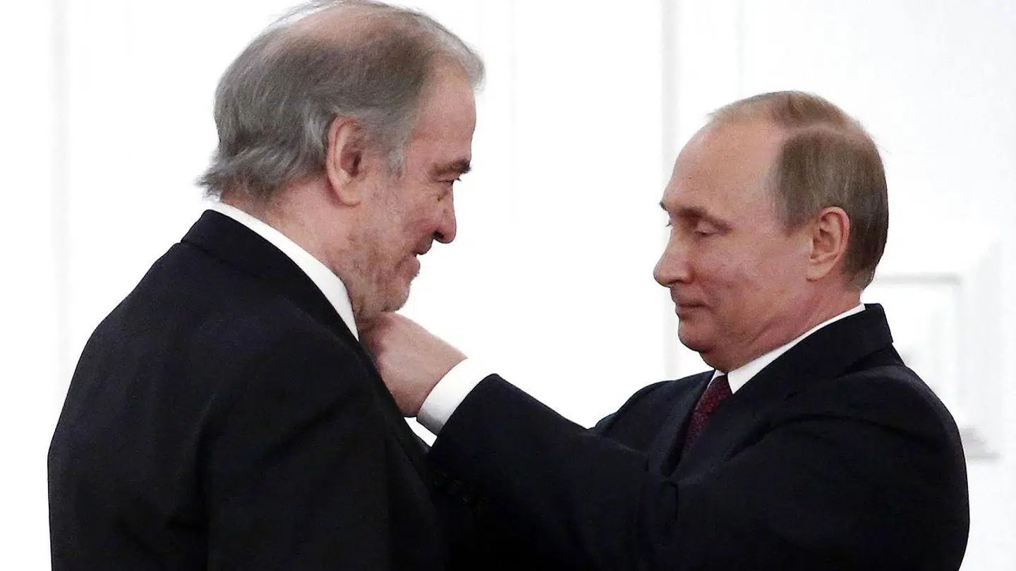 Her overrækker Ruslands Præsident, Vladimir Putin, en pris til Valery Gergiev i 2016. Foto: MAXIM SHIPENKOV / POOL / AFP