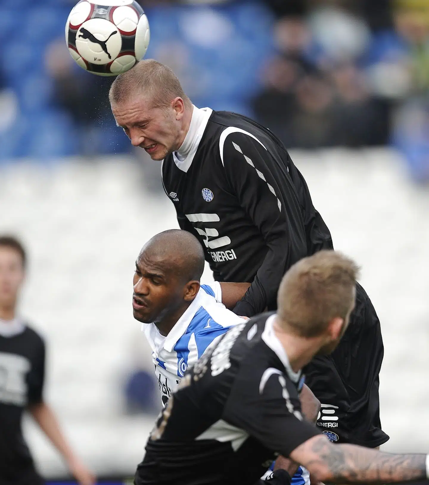 Thomas Gaardsøe, Esbjerg header bolden væk og holder Caca, OB nede i SAS Liga-kampen 5. april 2010 på Fionia Park i Odense.