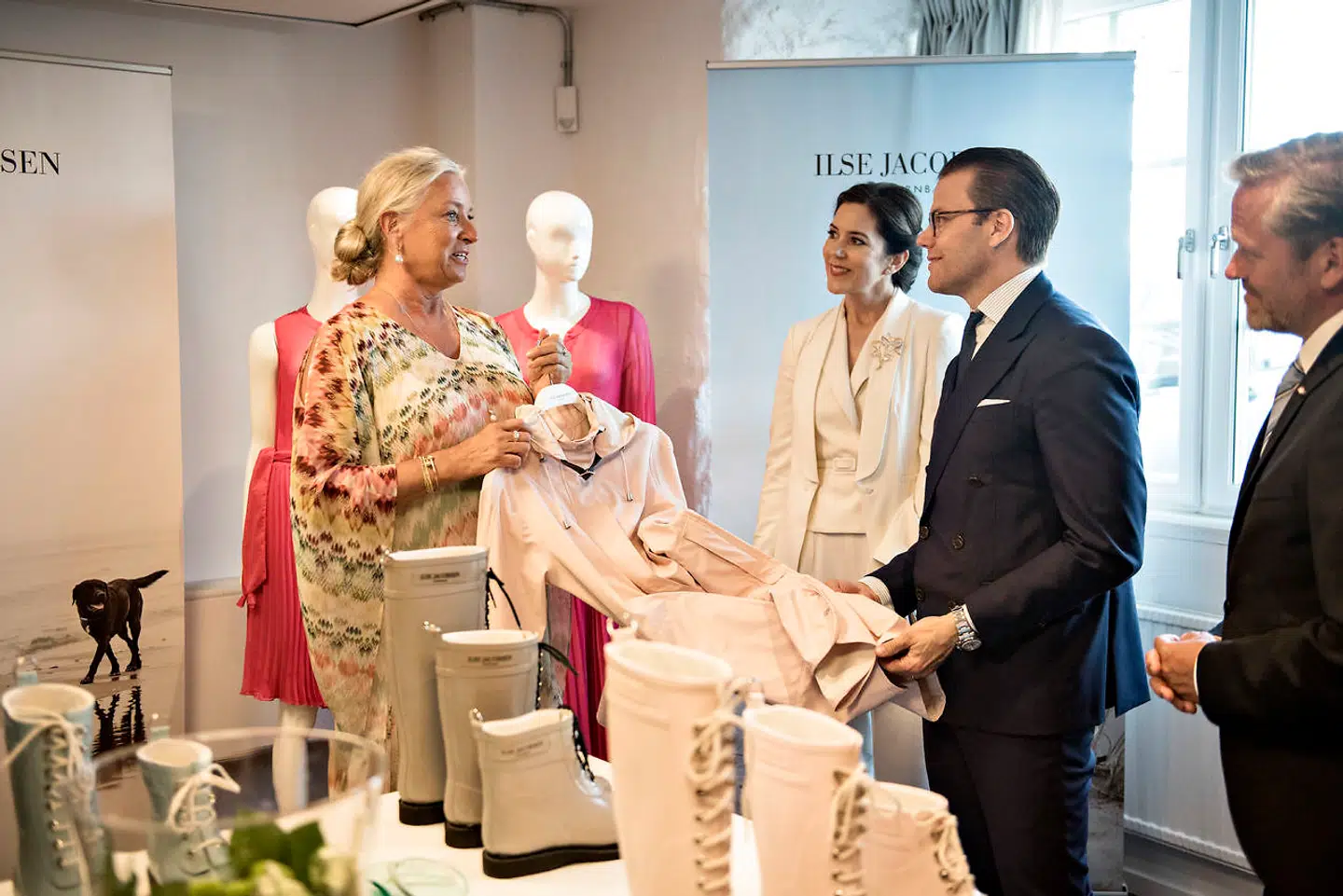 Ilse Jacobsen har haft både stor succes og personlig modgang med sit firma. Her er hun i 2017, hvor hun viste sine design frem for kronprinsesse Mary, den svenske prins Daniel og Danmarks daværende udenrigsminister, Anders Samuelsen, ved åbningen af 'Designlounge' i Stockholm. Foto: Ida Guldbæk Arentsen.