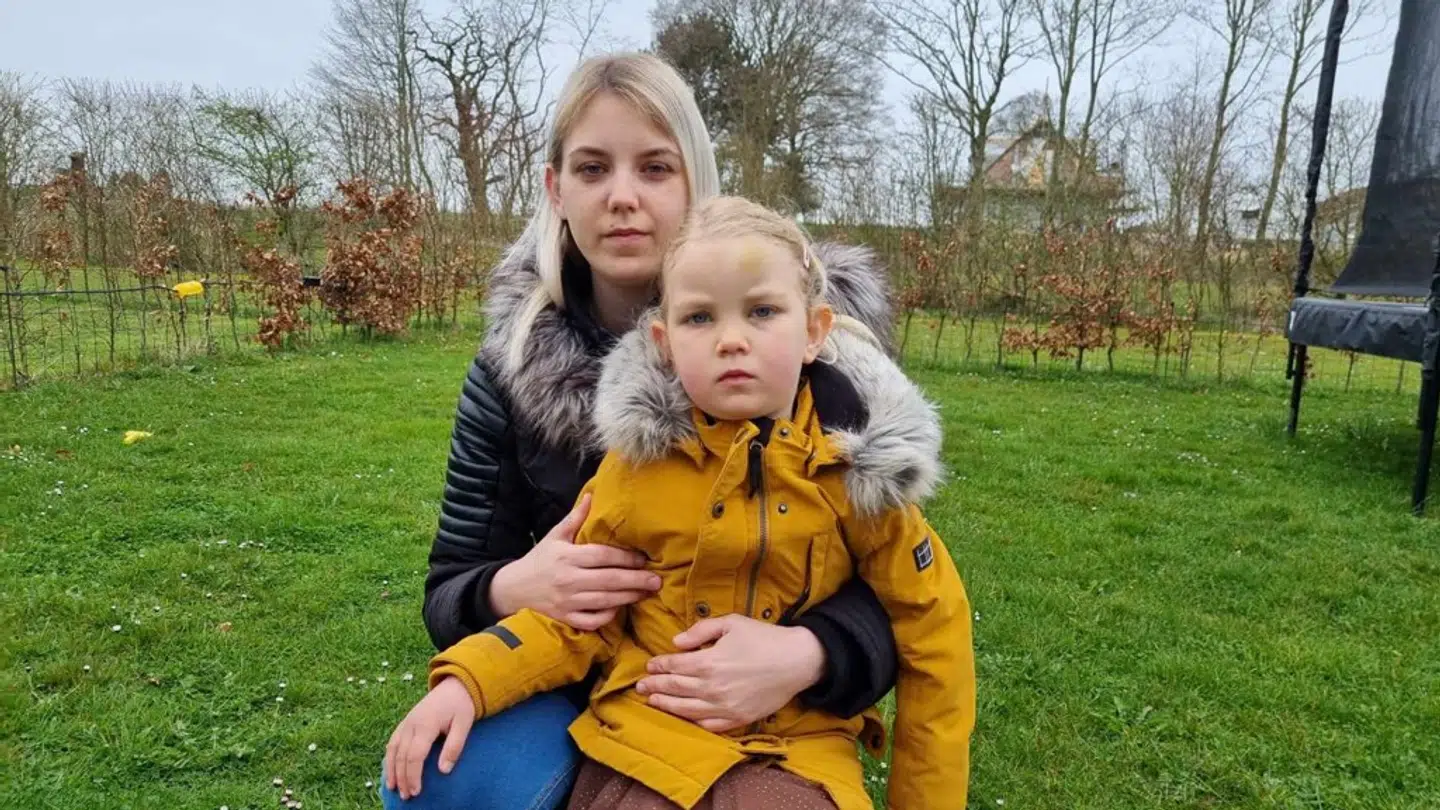 Her sidder Line Eggers Høj Rasmussen med sin datter på fire år Luna. Hun fik en bule, da hun i fredags faldt ned fra legetårnet hos Burger King i Middelfart, og nu har moren politianmeldt, at der ikke var underlag i legerummet. Foto: Privat.