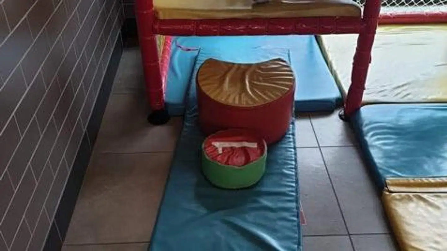 Burger King i Middelfart har nu lagt noget hen over klinkegulvet lige der, hvor Luna på fire år faldt ned fra klatretårnet sidste fredag og slog sit hoved ret voldsomt. Foto: Privat.