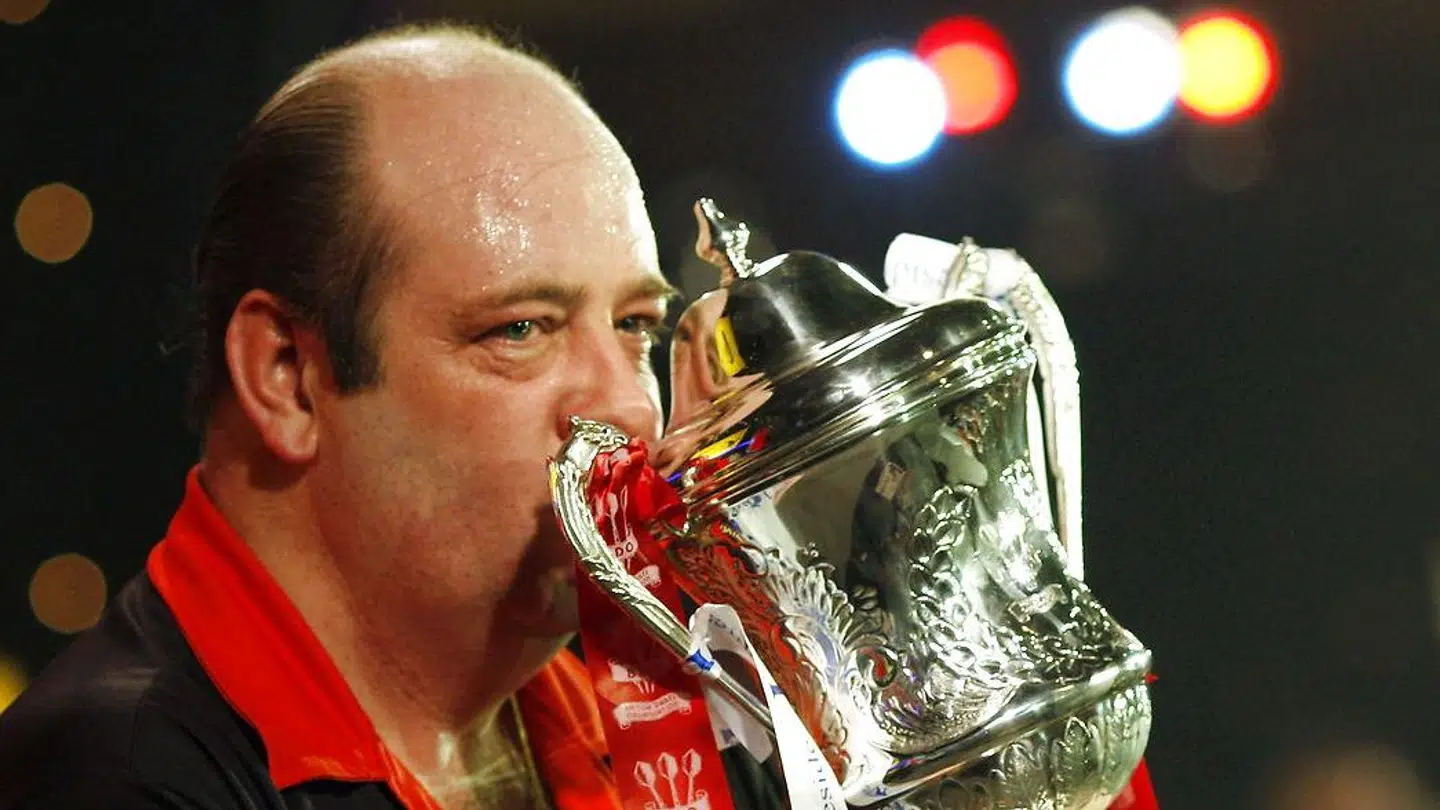 Ted Hankey kysser trofæet efter sin triumf i 2009, hvor han igen kunne kalde sig verdensmester.