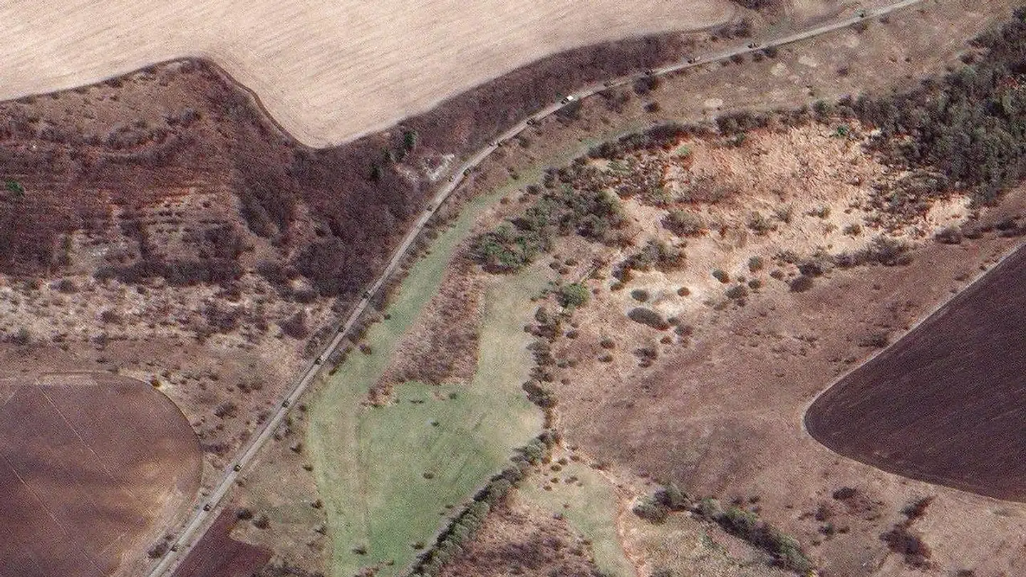 Rusland er ved at opbygge tropper og udstyr på mindst tre steder ved Ukraines grænse. Lige nu er en russisk militærkonvoj i fremdrift og rykker frem i området øst for Ukraine.