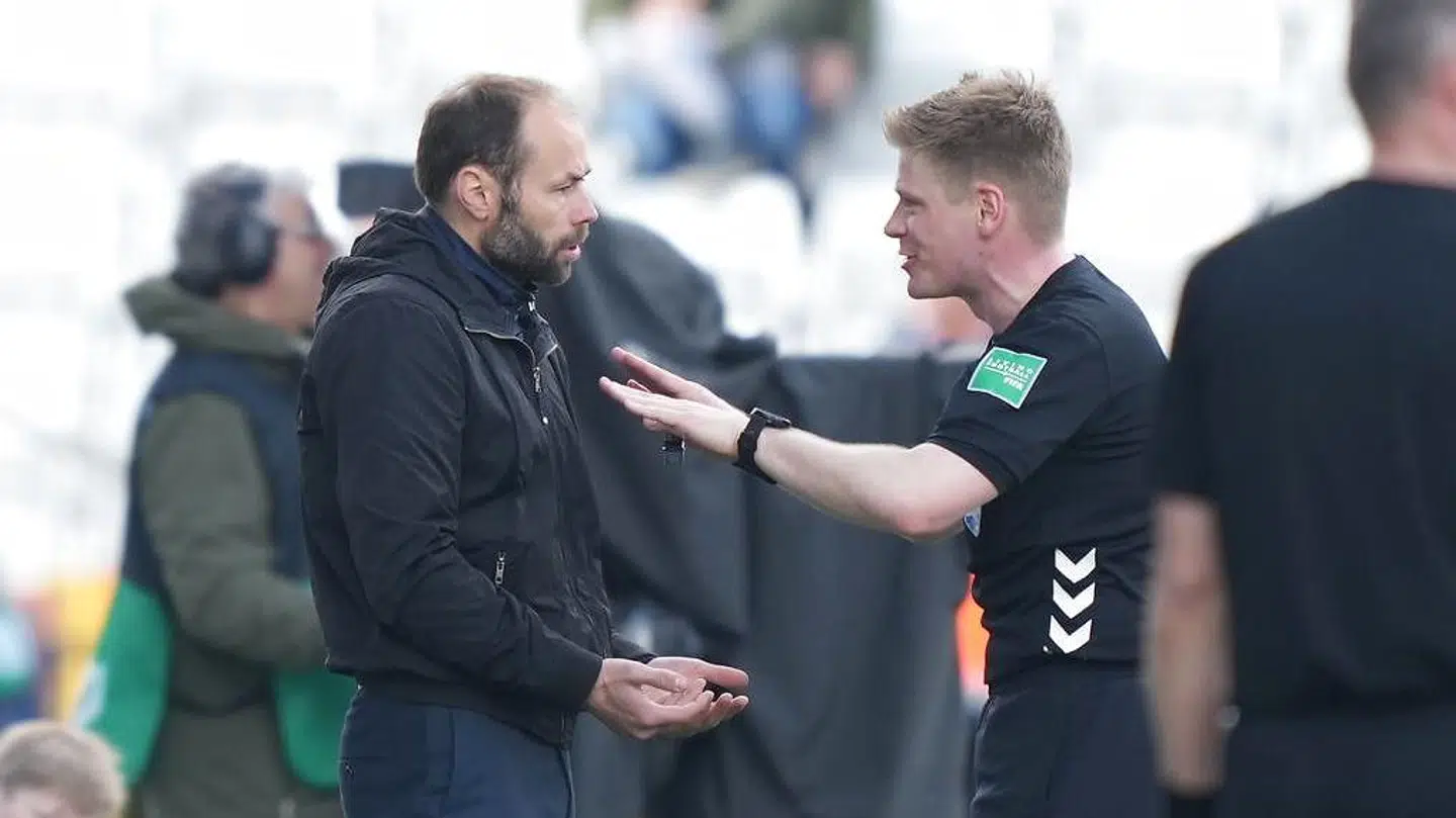 OB-cheftræner Andreas Alm og dommer Jakob Sundberg diskuterer under kampen mellem OB og Vejle.