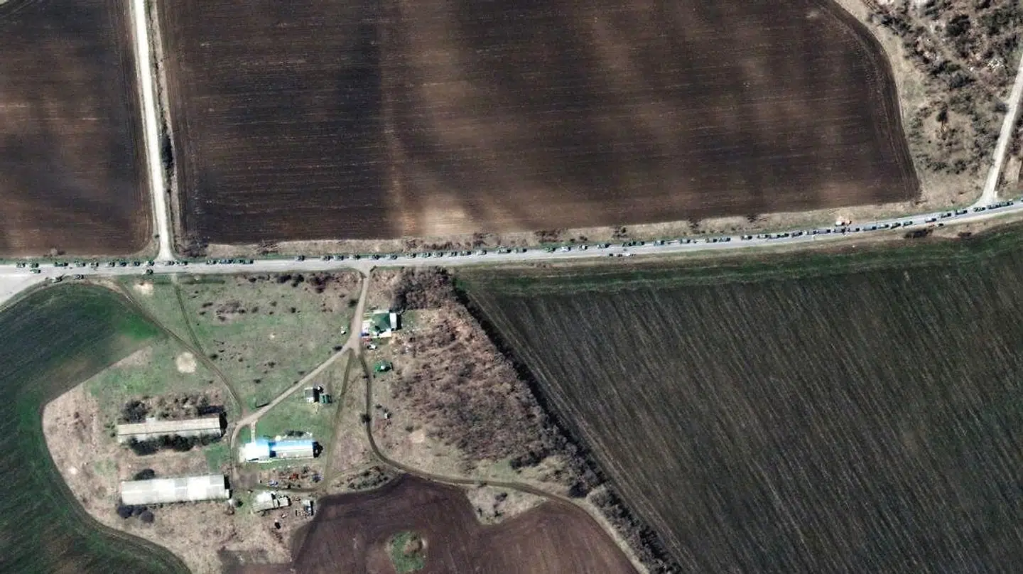 Lige nu er en russisk militærkonvoj i fremdrift og rykker frem i området øst for Ukraine.