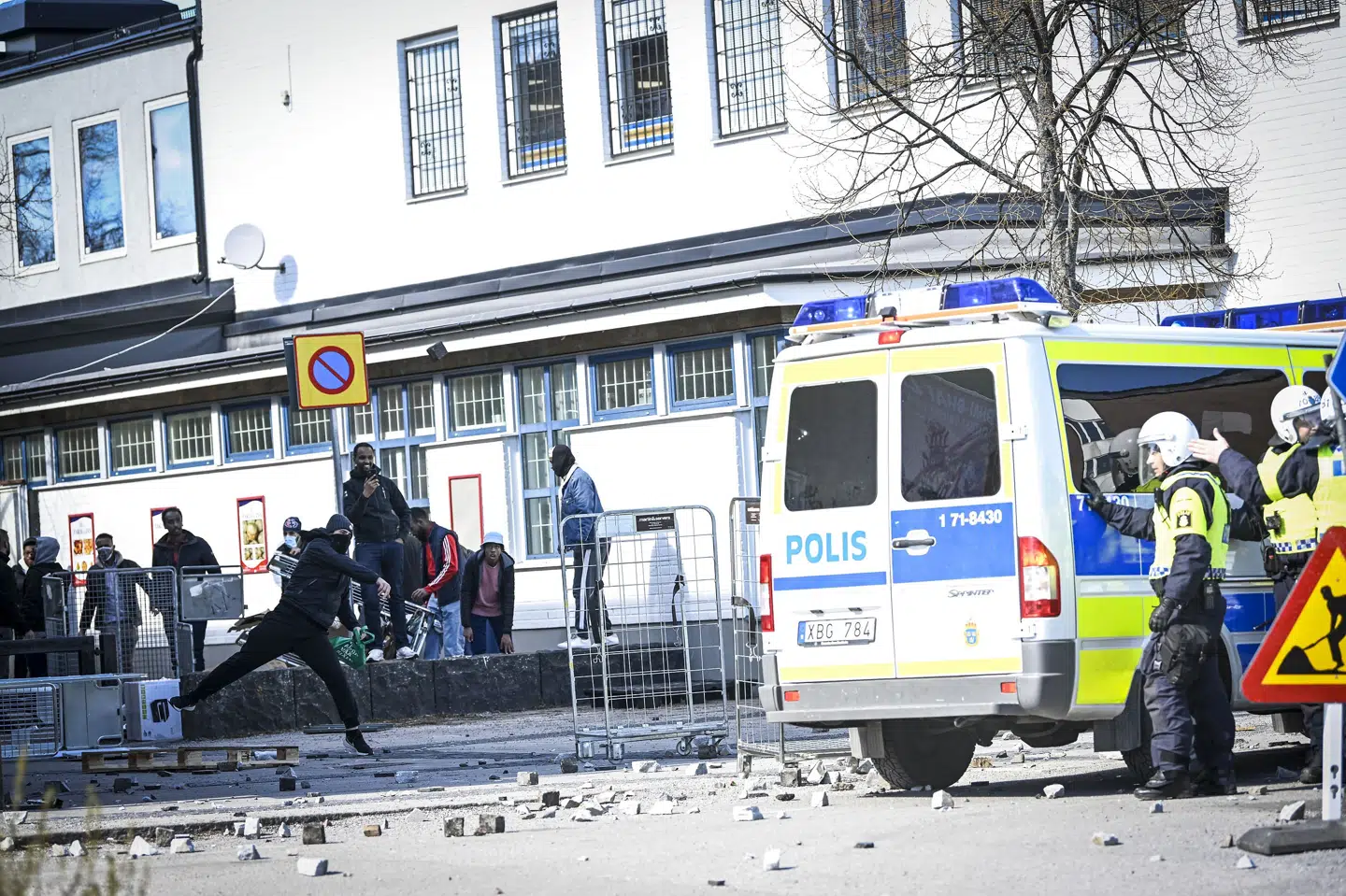 Omkring 300 personer var til stede ved Paludans afbrændinger på torvet i Rinkeby. Med jævne mellemrum blev stemningen blandt de fremmødte mere ophidset. 10060 Henrik Montgomery/Tt/Ritzau Scanpix