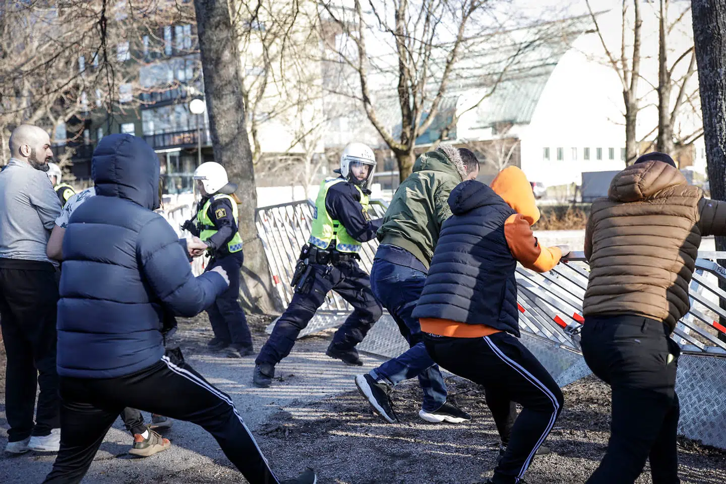 Her kan man se demonstranterne forsøge at komme forbi politiet.