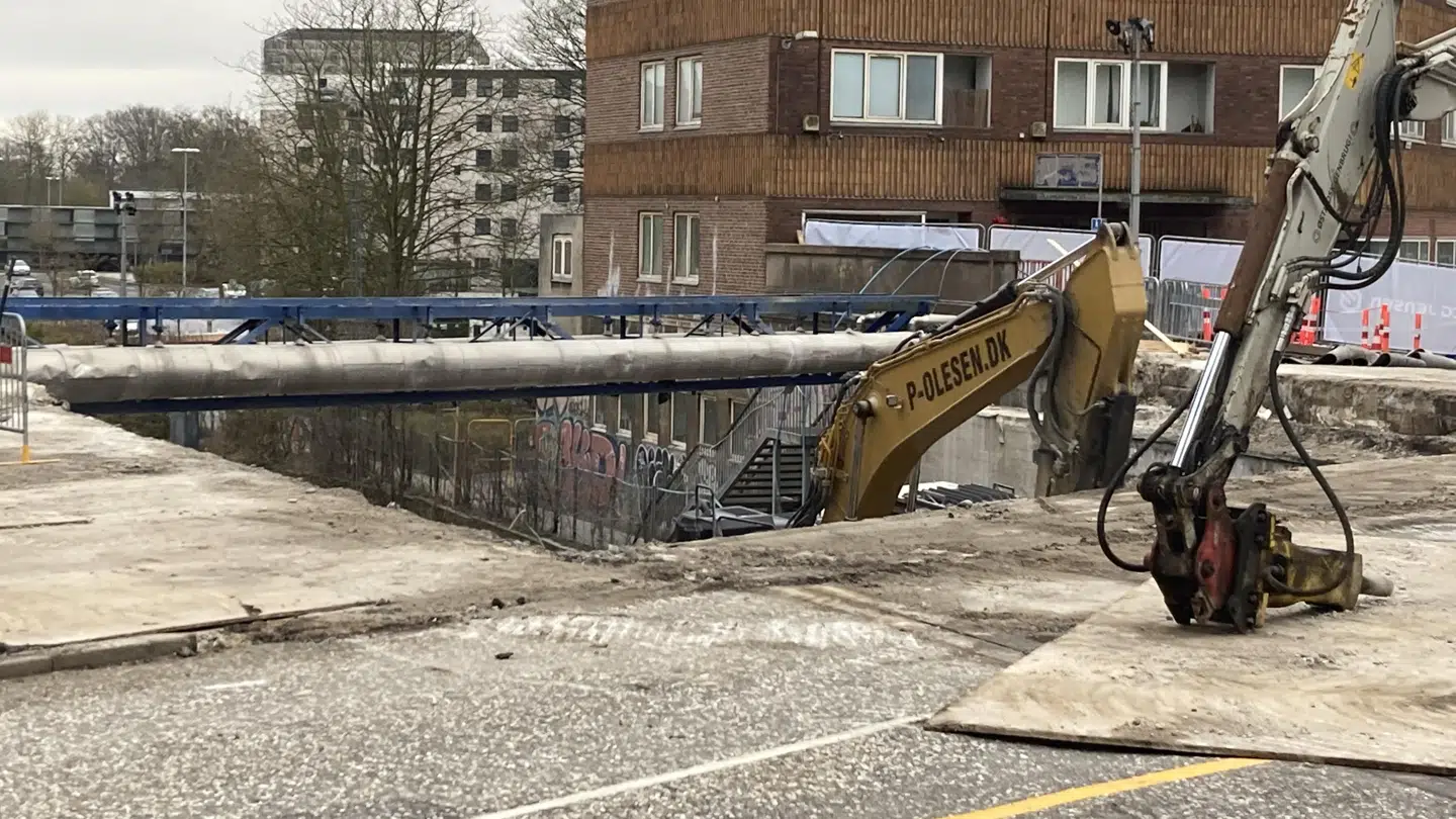 Den ene side af broen er fredag morgen væk.