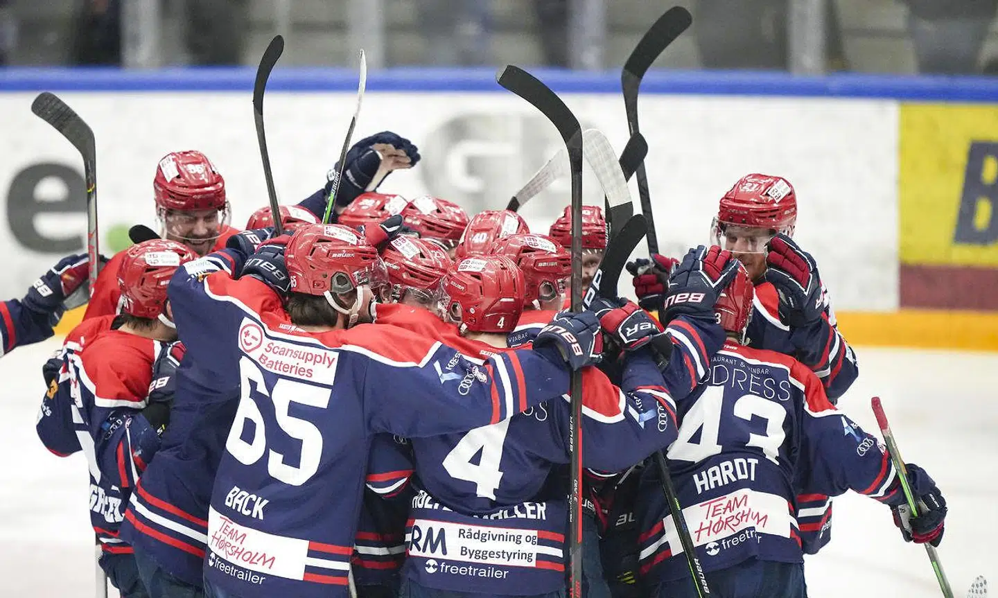 Rungsted-spillerne jubler efter en scoring mod Esbjerg i semifinalerne i Metal Ligaen.