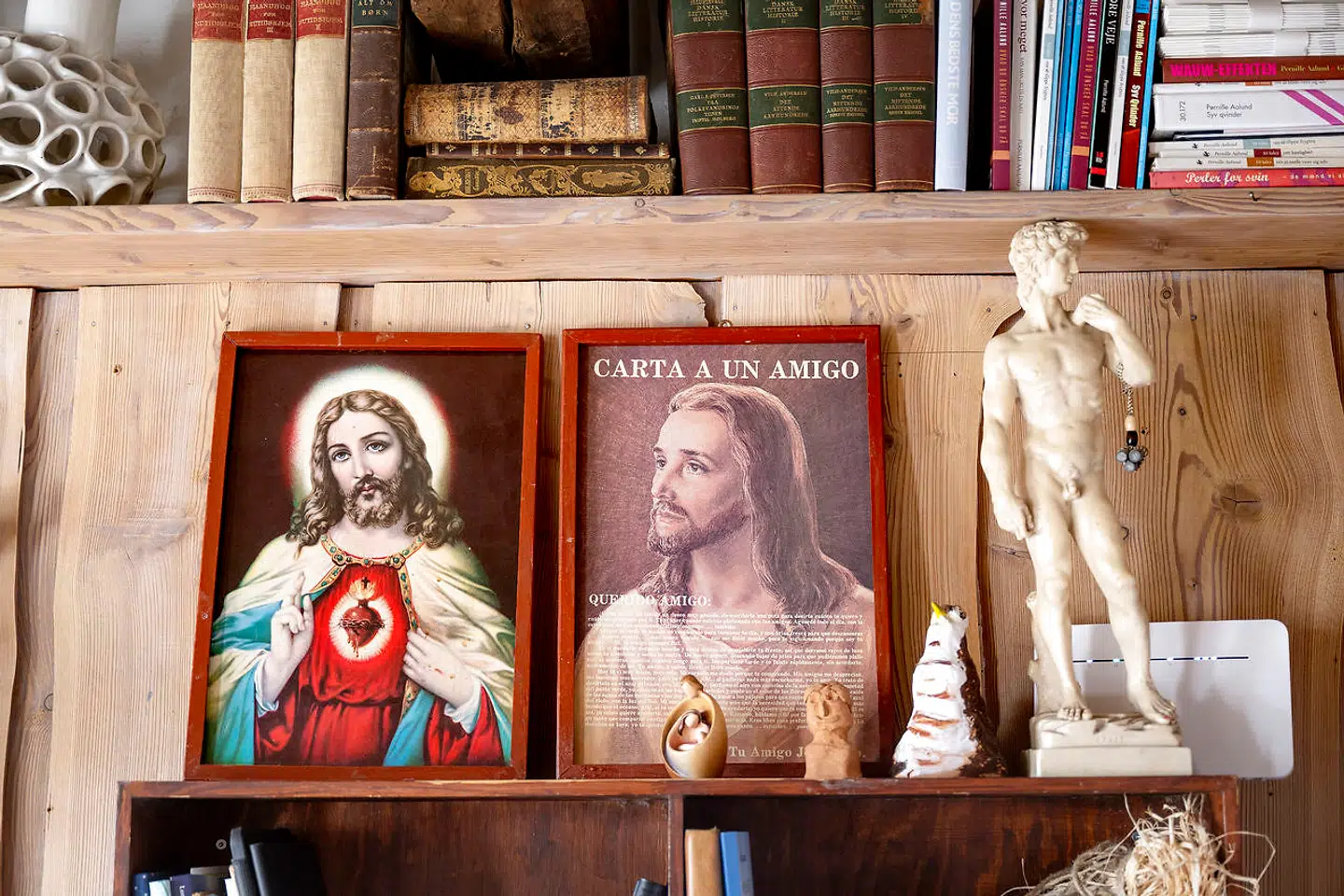 Gud og Jesus har altid en del af Pernille Aalunds liv, ligesom de også fysisk er en del af hendes hjem.