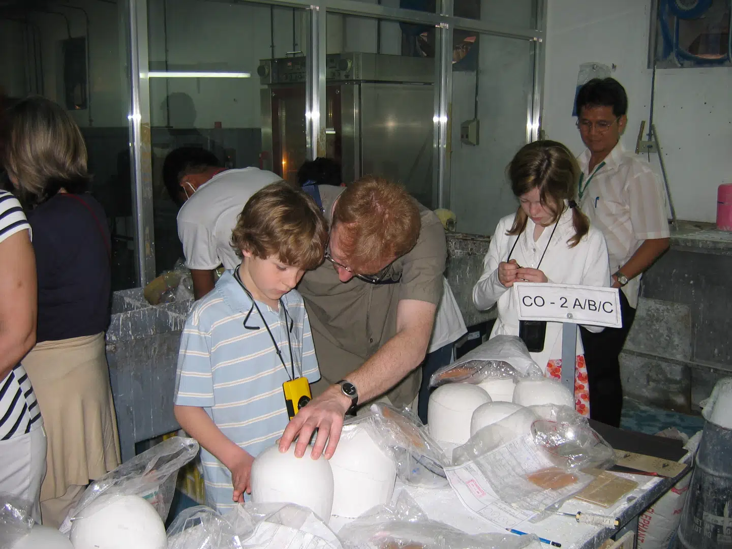 Fra parrets to børn var helt små, kom de med på rejser og ture, der havde med arbejdet at gøre. Nu er deres søn også gået ind i branchen. Foto: Privat