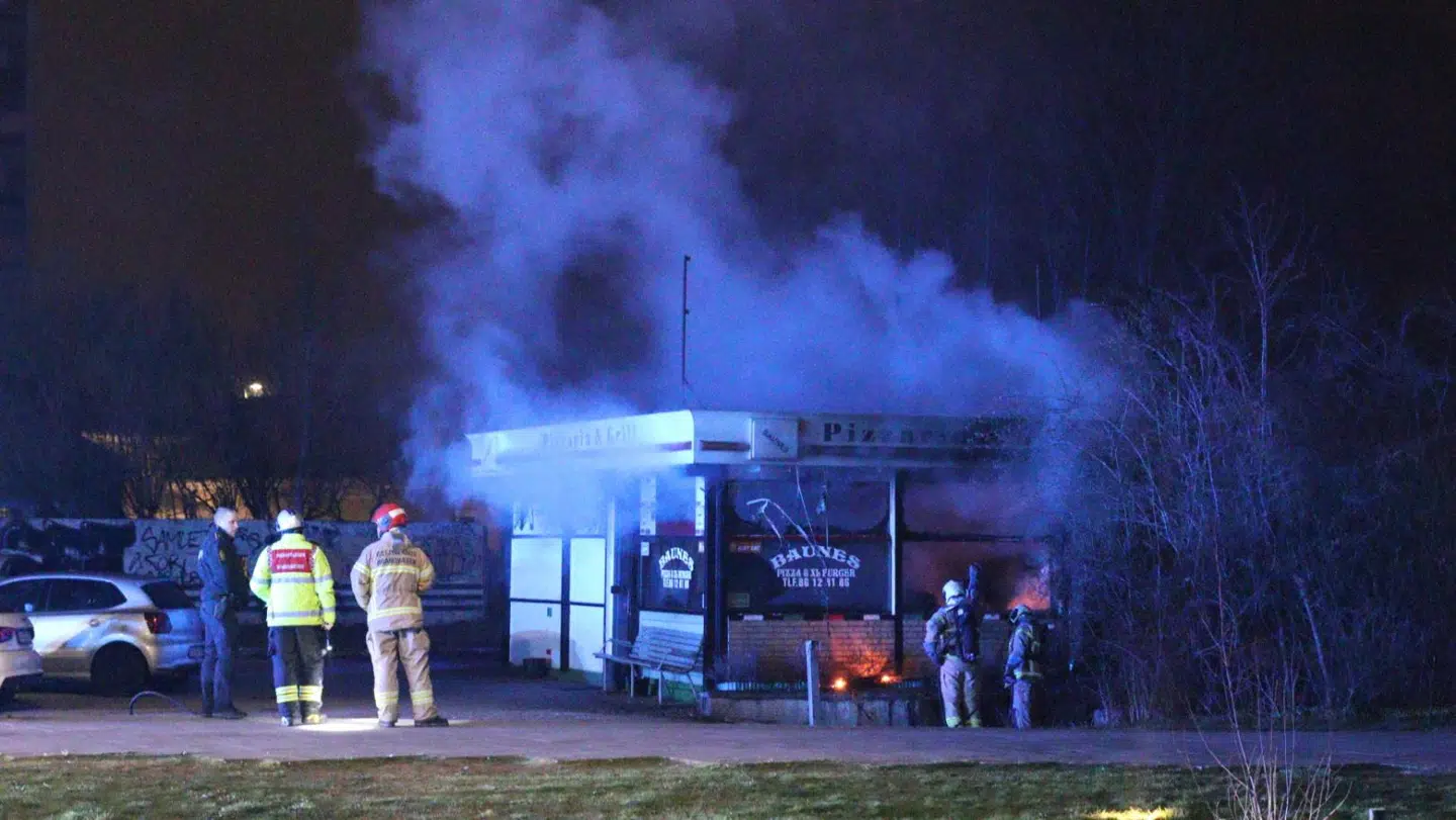 Både Østjyllands Politi og Østjyllands Brandvæsen rykkede natten til torsdag ud til branden i Baunes pizzeria.
