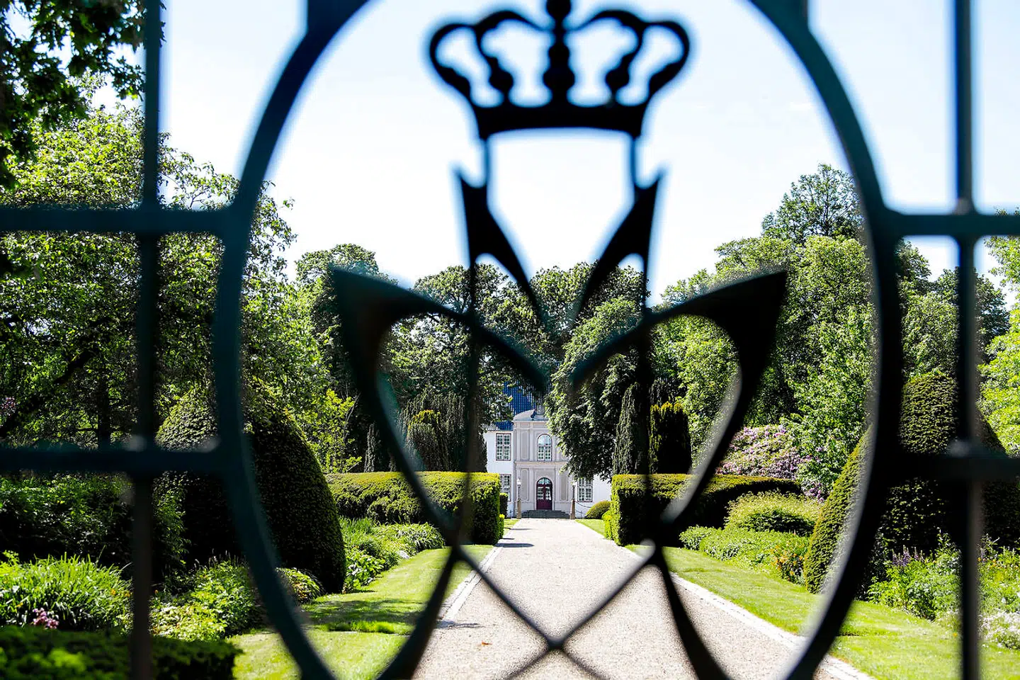 Schackenborg Slot i Møgeltønder. Mens prinsefamilien boede på slottet, kunne nysgerrige ikke komme tættere på end porten. Nu kan de komme helt ind på slottet. Foto Bax Lindhardt