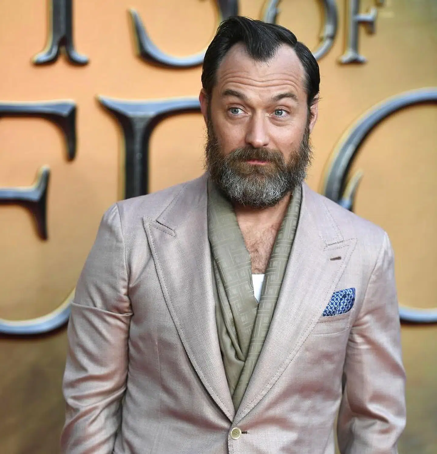 Jude Law spiller Albus Dumbledore, der aflører et homoeksuelt forhold til Mads Mikkelsens rolle, mørketroldmanden Gellert Grindelwald.