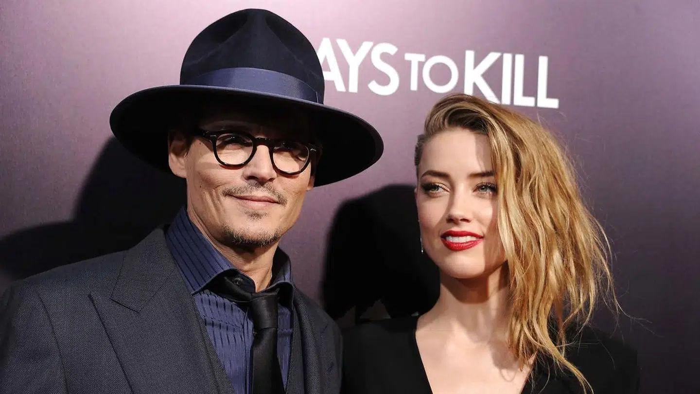 Skuespillerparret Johnny Depp og Amber Heard blev gift i 2015 og skilt året efter. I 2018 beskyldte Amber Heard indirekte Depp for hustruvold, alkoholisme og stofmisbrug i en klumme i Washington Post. Hun nævnte ikke hans navn, men The Sun kaldte Depp for 'hustrumishandler' på forsiden. Det fik Depp til at anlægge en injuriesag mod mediet. Han endte dog med at tabe sagen, da det blev fundet beviseligt, at Depp faktisk havde været en hustrumishandler. Nu afventer han sin injuriesag mod Amber Heard for klummen, der startede det hele.