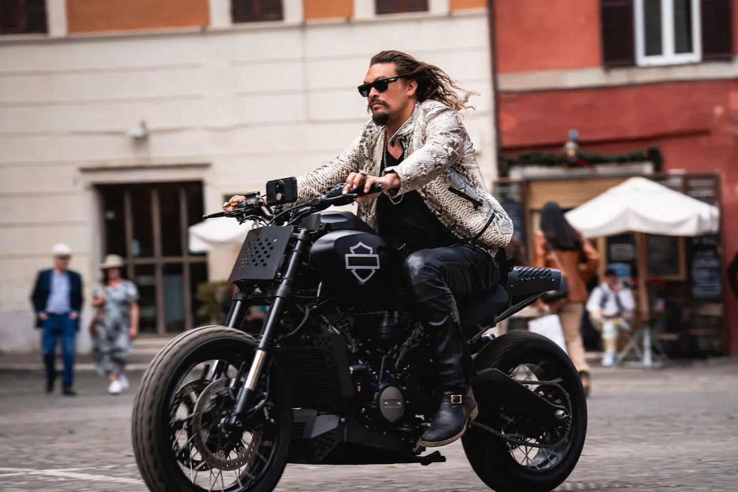 Jason Momoa er ny i klassen som den flamboyante skurk Dante.