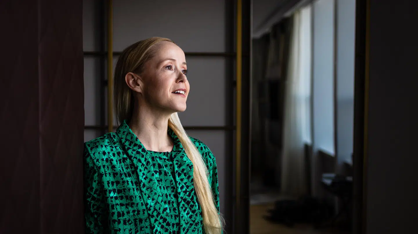 Tina Dickow har ikke før udgivet et album på dansk, bl.a. fordi hun troede, det ville være sværere at digte på dansk. »Jeg har helt klart haft nogle fordomme om, at det danske er meget firkantet, klodset og uelegant. Men det er blevet gjort til skamme undervejs,« siger Tina Dickow.