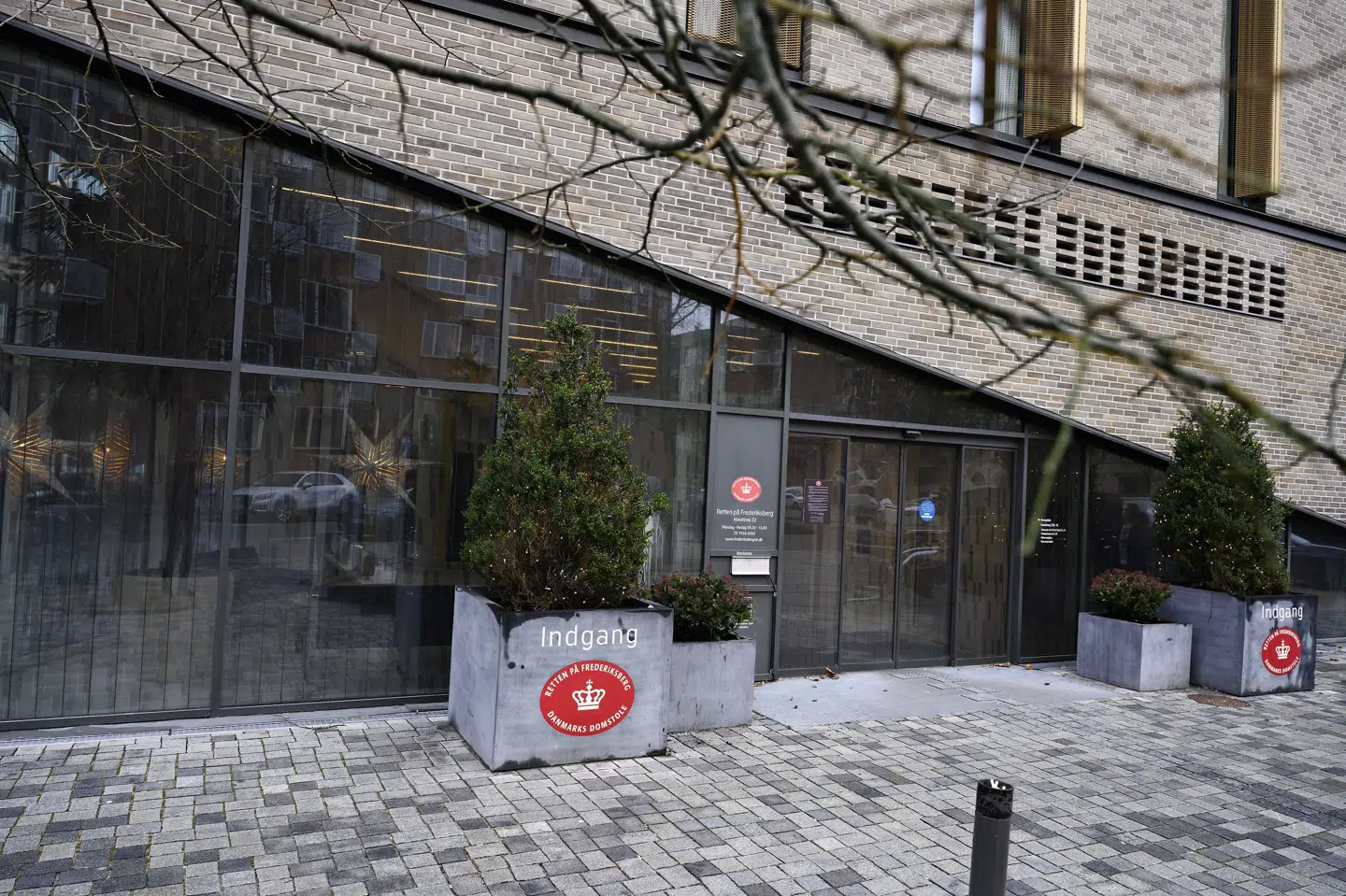 Anklagemyndigheden vil i Retten på Frederiksberg kræve tre 23-årige mænd idømt mindst fire års fængsel. De er tiltalt for et indbrud, fem røveriforsøg og ni røverier mod kiosker og supermarkeder. Det samlede udbytte var på mere end en halv million kroner. (Arkivfoto). Philip Davali/Ritzau Scanpix
