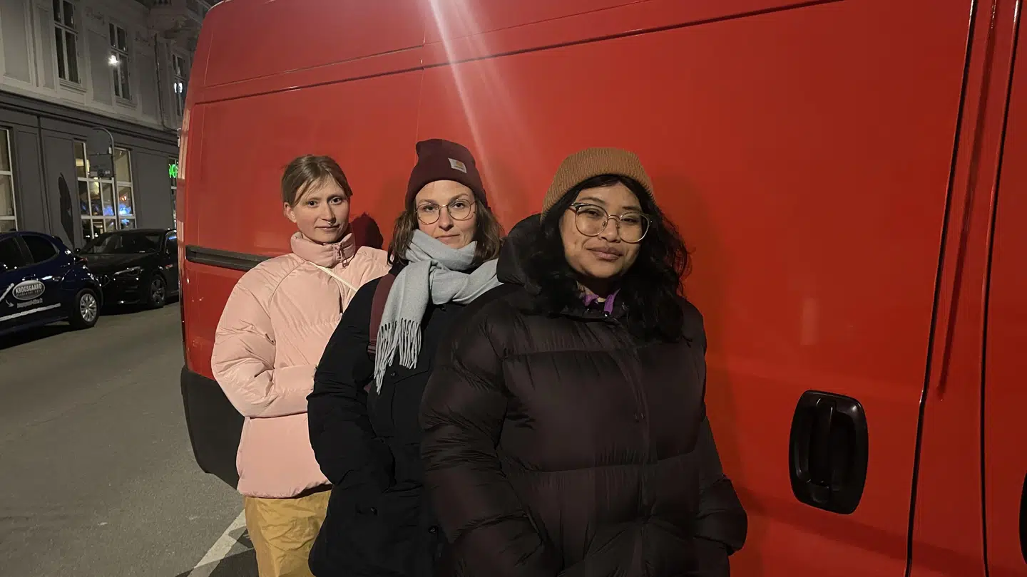 The Red Van har eksisteret siden 2016. På en aften er der sjældent mindre en ti brugere af vognen og sjældent mere end 20. Foto: B.T.På billedet ses de tre frivillige. Fra venstre: Amalie Smith, Johanne Højbjerg Møller og Aphinya Jatuparisakul.
