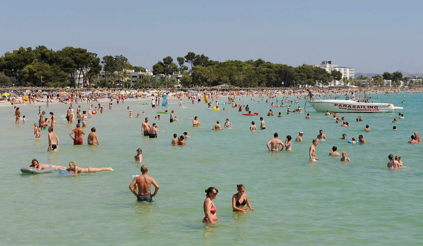 Urlauber baden am Samstag, 1. August 2009, am Strand von Alcudia, Mallorca, Spanien, das sommerlich-warme Wetter. Nach den Anschlaegen auf der Ferieninsel spueren deutsche Reiseunternehmen vorerst keine nennenswerten Auswirkungen. "Wir haben keine Anzeichen dafuer, dass es zu mehr Umbuchungen oder Stornierungen kommt", sagte eine Sprecherin des Deutschen Reiseverbandes (DRV) am Montag, 10. Aug. 2009. Die Bundesregierung sieht auch weiterhin keinen Grund fuer eine Reisewarnung. (AP Photo/Christof Stache)- -- Tourists enjoy the summer weather at the beach of Alcudia, Majorca, Spain, on Saturday, Aug. 1, 2009. (AP Photo/Christof Stache)