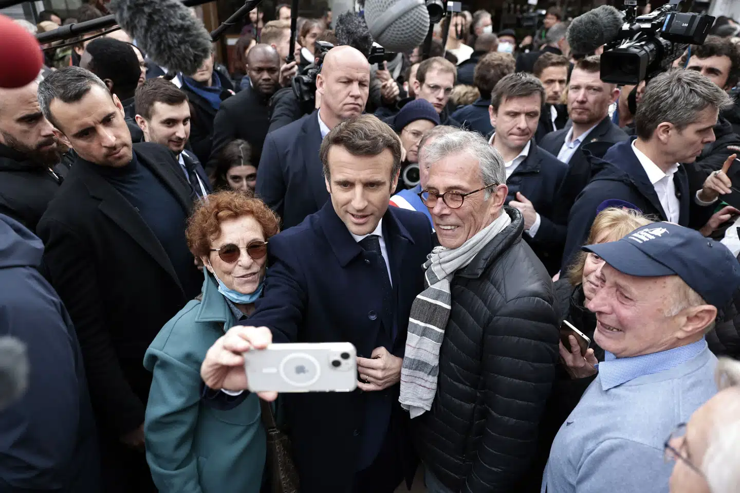 Det ser ud til, at Frankrigs præsident, Emmanuel Macron, ikke længere kan være lige så sikker på en sejr ved det franske præsidentvalg som tidligere i valgkampen. (Arkivfoto). Jeremias Gonzalez/AP/Ritzau Scanpix/Ritzau Scanpix