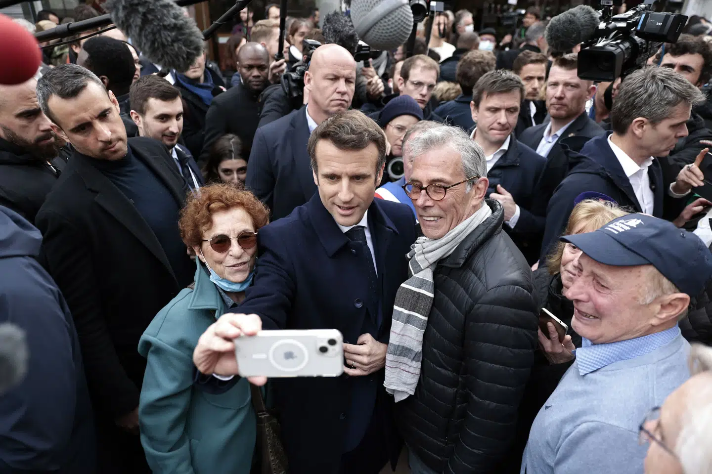 Det ser ud til, at Frankrigs præsident, Emmanuel Macron, ikke længere kan være lige så sikker på en sejr ved det franske præsidentvalg som tidligere i valgkampen. (Arkivfoto). Jeremias Gonzalez/AP/Ritzau Scanpix/Ritzau Scanpix