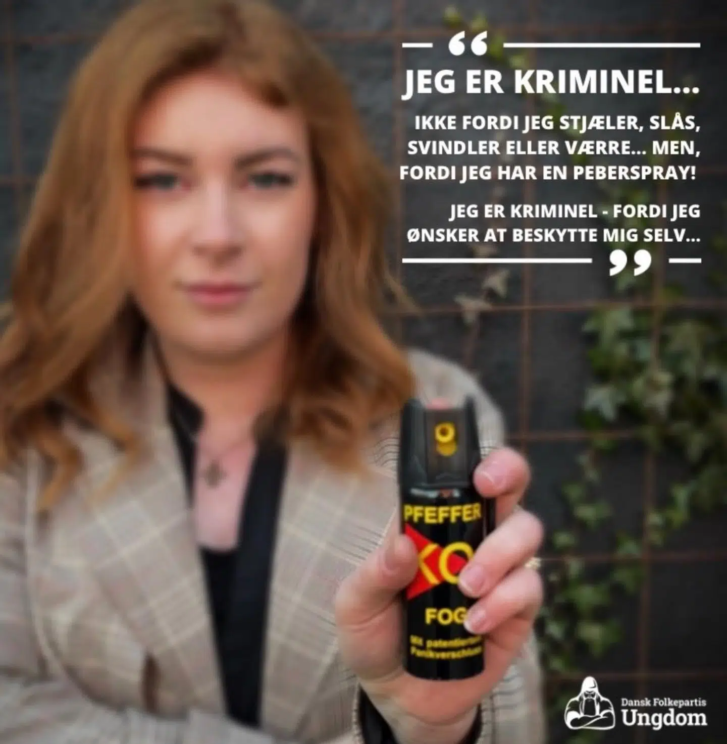 Laura Guldager, der også er medlem af Dansk Folkepartis Ungdom, har delt et opslag på Facebook, hvor hun viser sin peberspray frem.