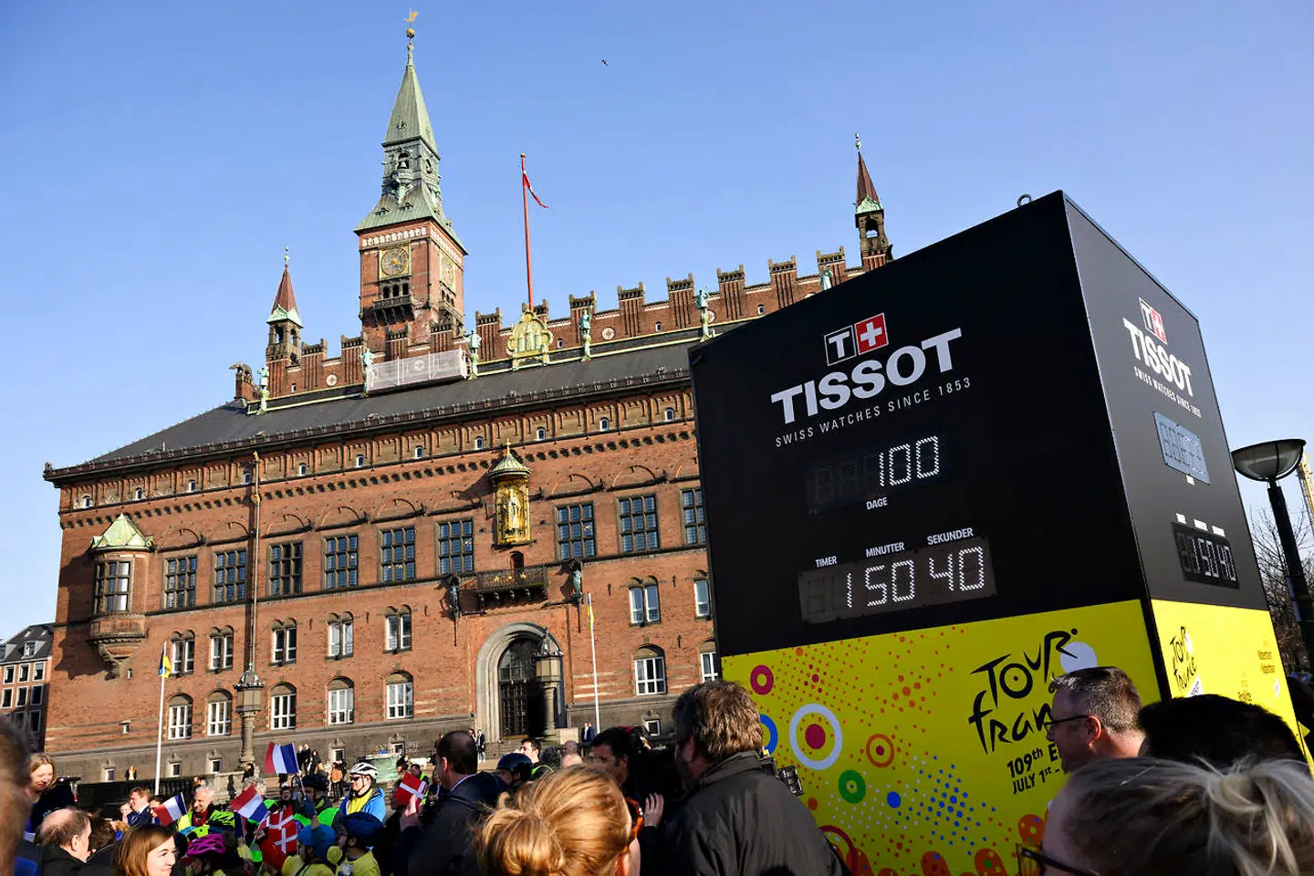 The official Tissot countdown clock is turned on when the Tour de France Grand Depart Trophy arrives at the City Hall Square in Copenhagen, Wednesday 23 March 2022. There are exactly 100 days until the Tour de France arrives in Denmark.. (Foto: Philip Davali/Ritzau Scanpix)