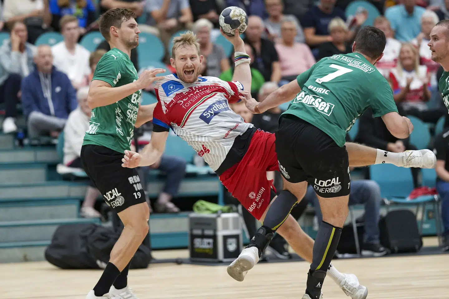 Peter Balling (i hvidt) har været en af de bærende spillere i KIF Koldings besværlige sæson. Højrebacken har scoret 125 mål og er klubbens topscorer. Claus Fisker/Ritzau Scanpix