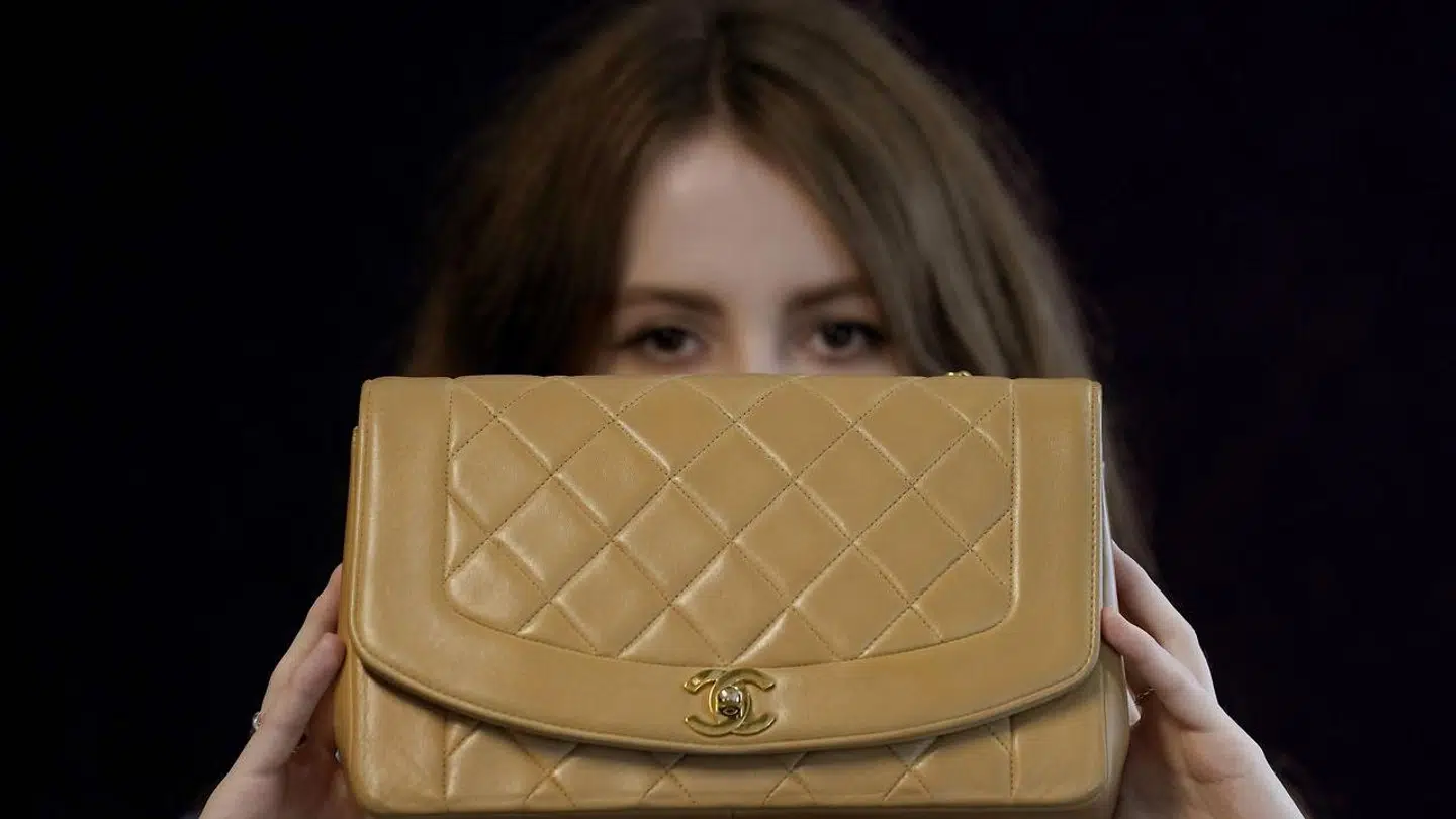 Flere russiske influencere laver i øjeblikket videoer, hvor de skærer deres Chanel-tasker op i protest efter at være blevet udelukket fra at købe varer.