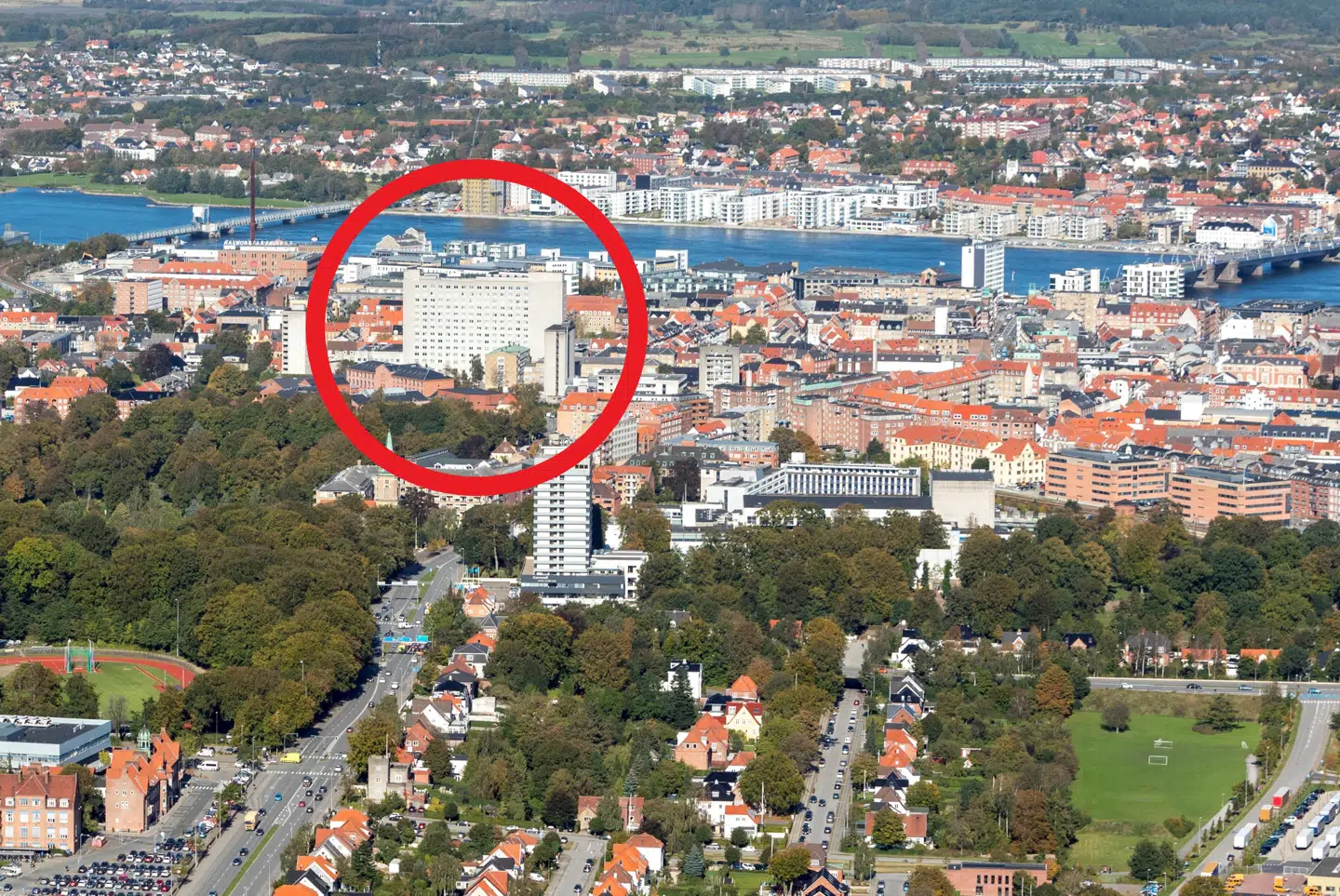 Det 51,7 meter høje hospital kan spottes fra hele byen.
