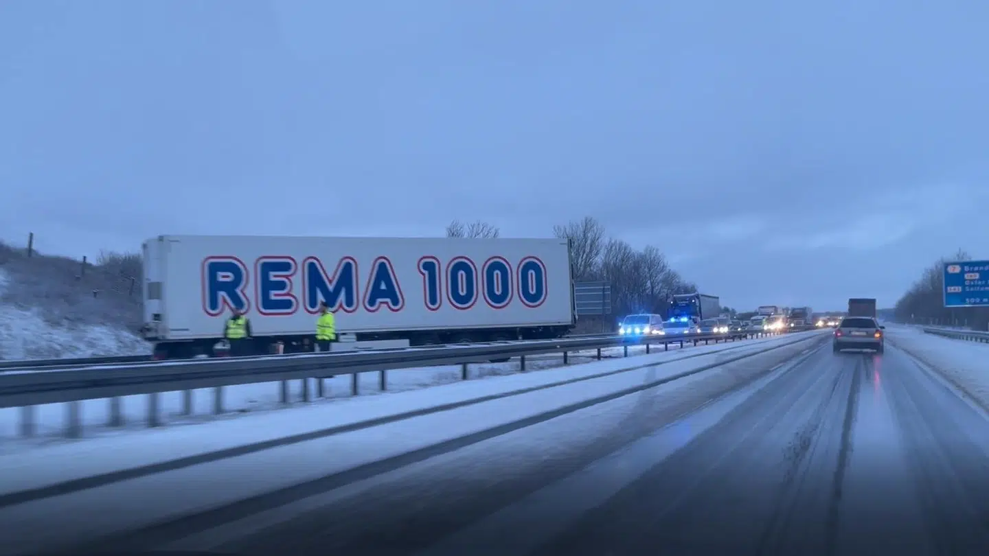 Lastbilen holder og spærrer for begge vejspor i sydgående retning. Foto: presse-fotos.dk/Mathias Øgendal