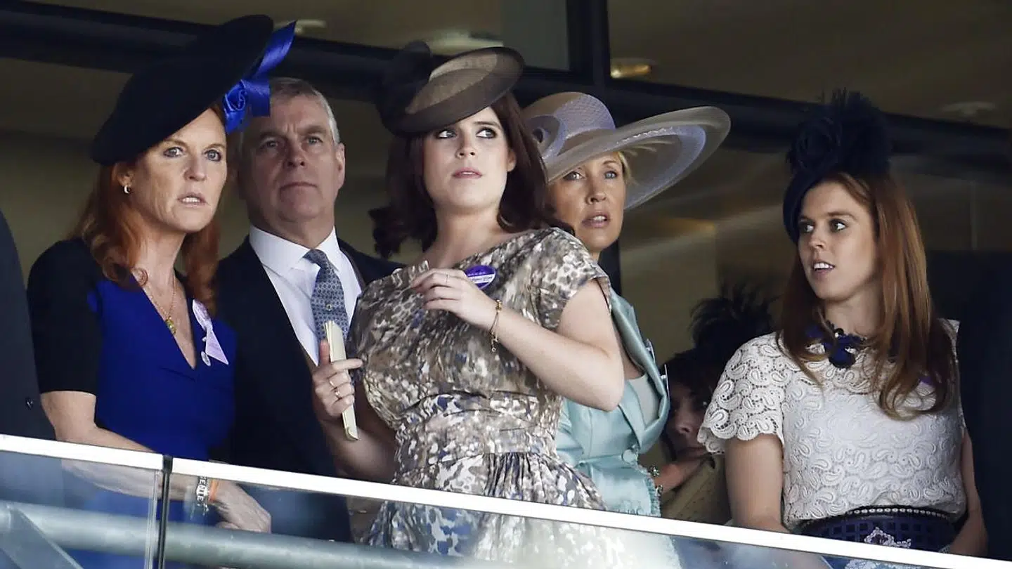 Prinsesse Beatrice (til højre), Prinsesse Eugenie (forrest), Sarah Ferguson (til venstre) og prins Andrew er blevet en del af en lettere skandaløs retssag.