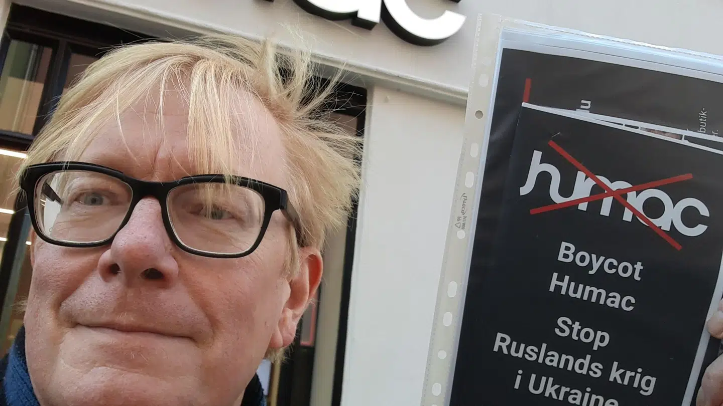 Peter Mulvany foran en Humac-butik under en af sine demonstrationer. (Privatfoto)