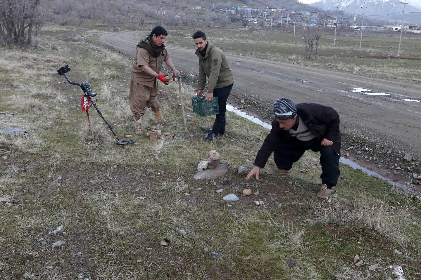 Hoshyar Ali, som mistede begge ben i en landmineeksplosion, indsamler sammen med andre deaktiverede miner i udkanten af den kurdiske by Halabja i Irak(Arkivfoto). Ako Rasheed/Reuters