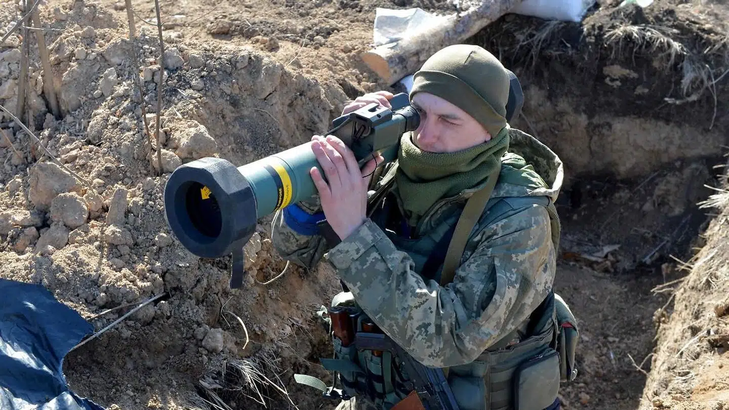En ukrainsk soldat ved Kyiv holder et missil, som affyres ved, at man holder det over skulderen.
