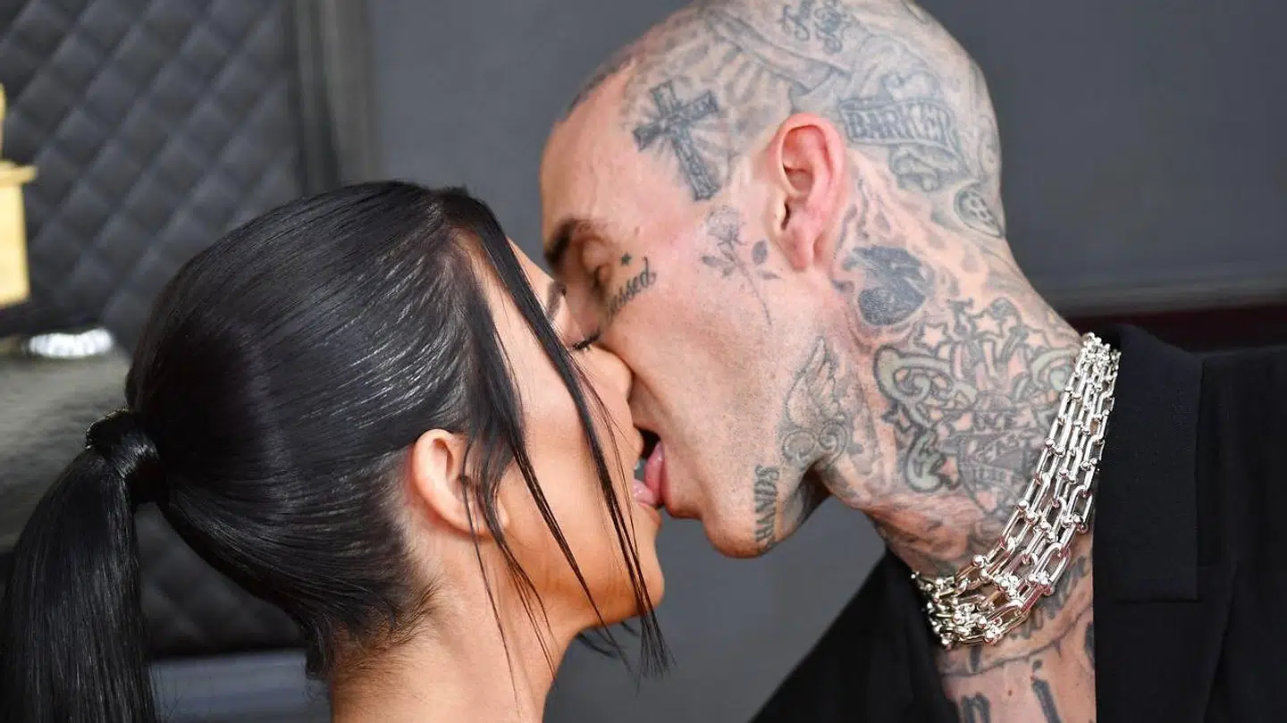 Kourtney Kardashian og Travis Barker på den røde løber til årets Grammy uddeling i Las Vegas.