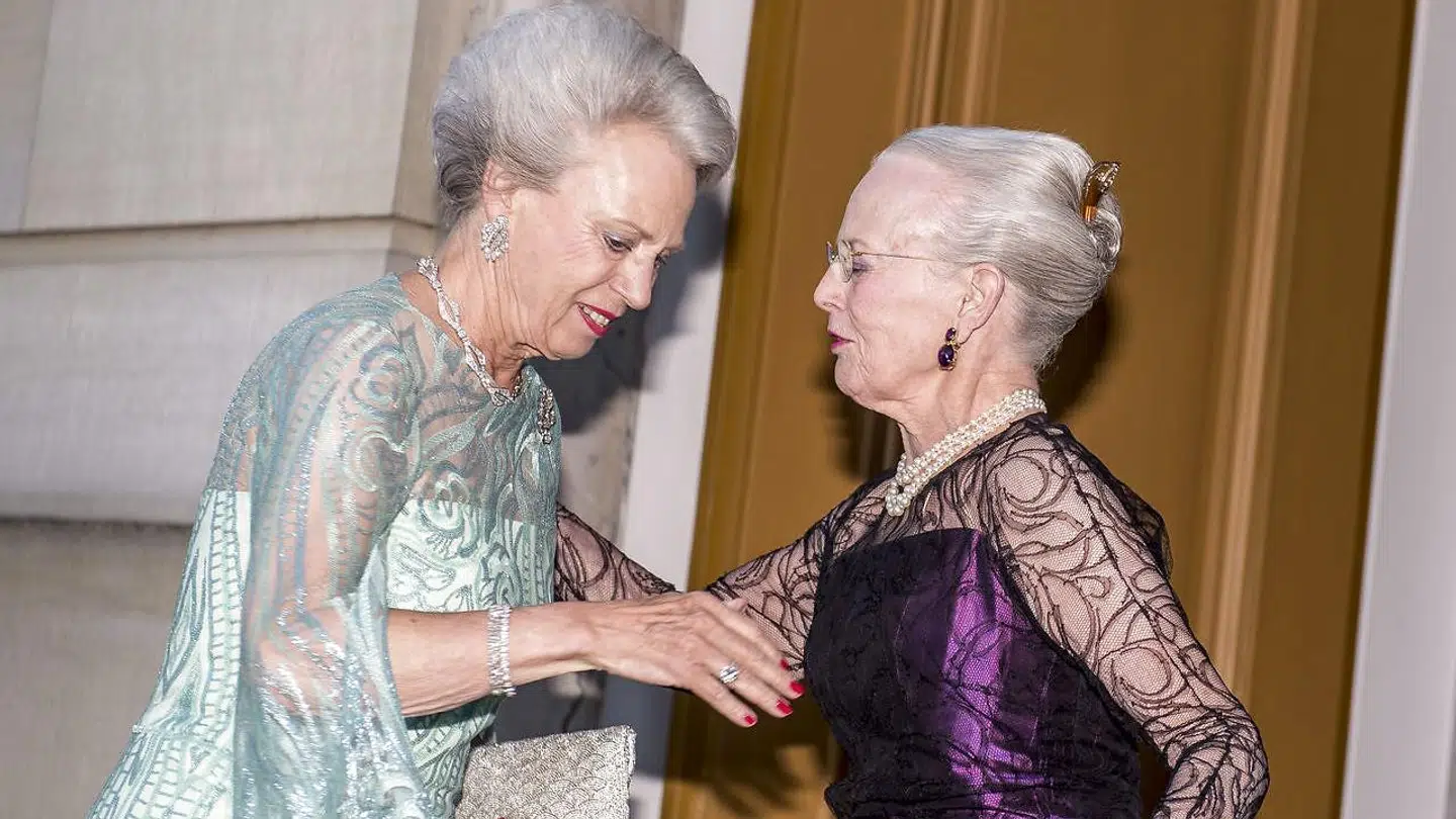 Prinsesse Benedikte ankommer til sin 75 års fødselsdag og bliver modtaget af sin storesøster dronning Margrethe. Mandag den 29. april 2019.
