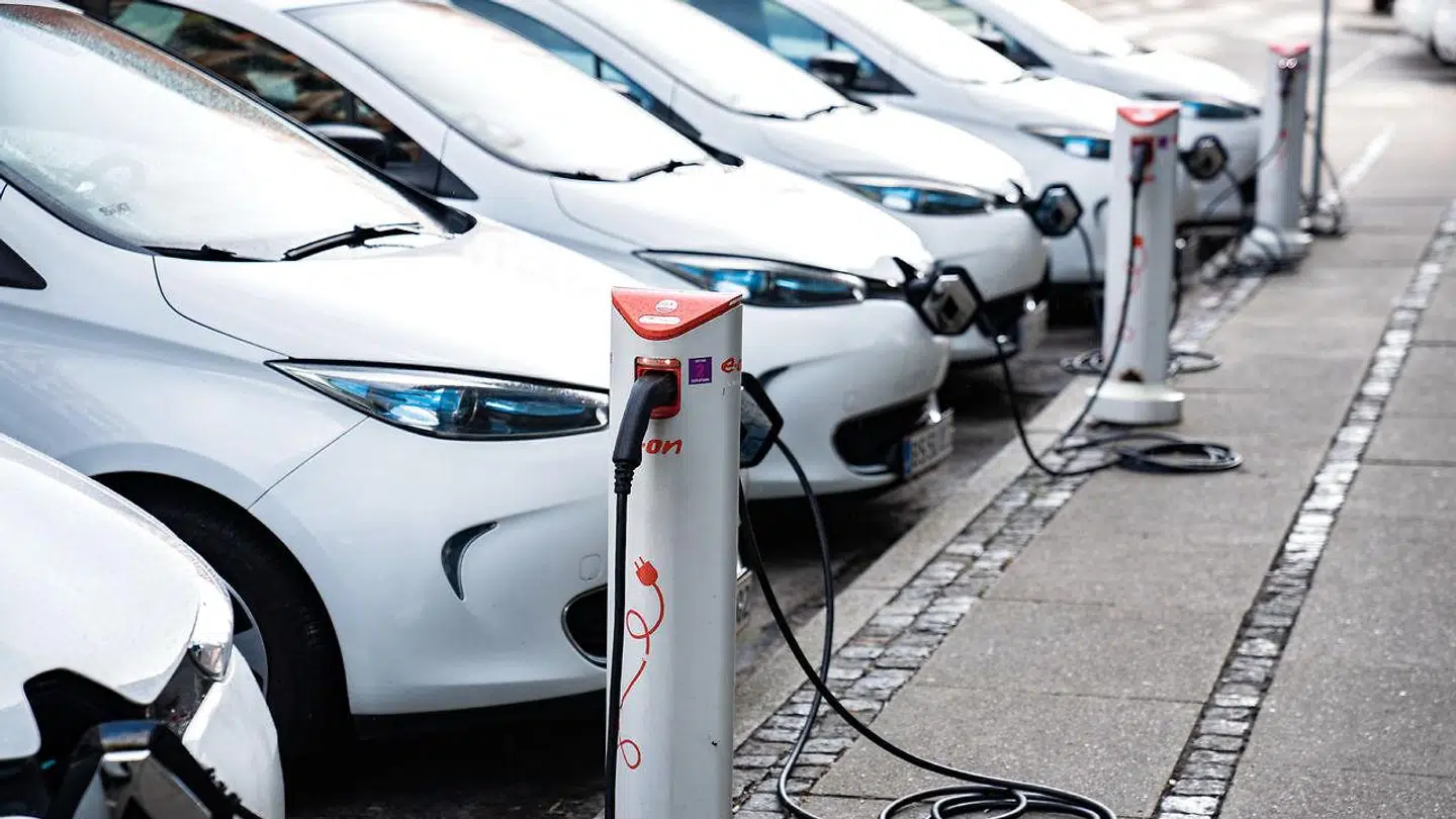 En stadig større del af danskernes vognpark er nu el- og hybridbiler med både el- og forbrændingsmotor. Samlet set har vi nu rundet 100.000 grønne biler, og forventningen er, at det vil vokse betydeligt i de kommende år.