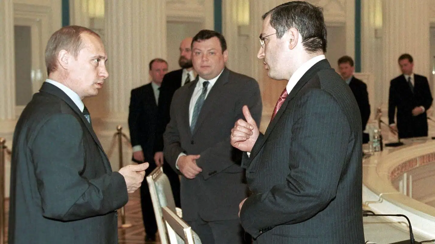 Vladimir Putin (tv.) med Mikhail Khodorkovskij, inden deres forhold løb af sporet.