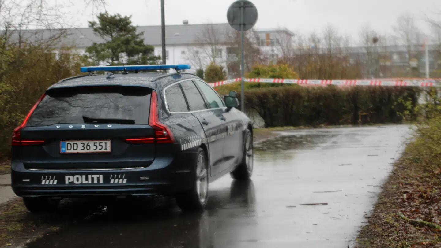 Et område i Roskilde er afspærret på grund af et knivstik.
