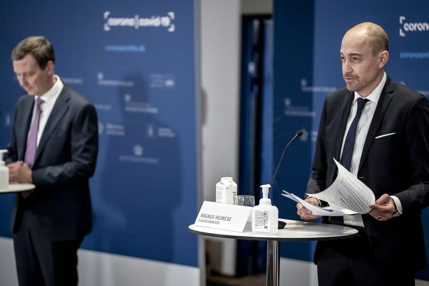 I sin evaluering af epidemiloven konstaterer justitsministeriet, at der er et meget stort spring fra de afgrænsede restriktioner til den fulde pakke af indgreb, der kan bruges mod en samfundskritisk sygdom, skriver Jyllands-Posten. På billedet ses sundhedsminister Magnus Heunicke (S) i forgrunden og justitsminister Nick Hækkerup (S). (Arkivfoto). Mads Claus Rasmussen/Ritzau Scanpix