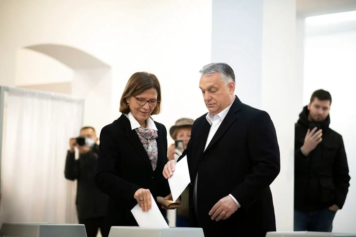 Viktor Orban afgiver sin stemme i en forstad til Budapest.
