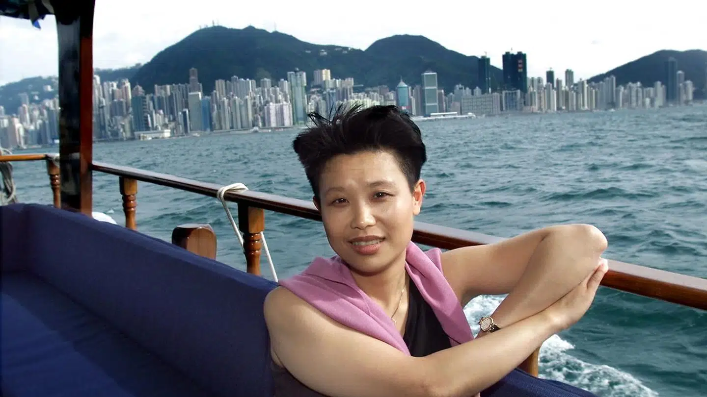 Pui Ling Lau var i maj 2000 Poul Nyrup Rasmussens ledende ministersekretær. Hun er født i Hongkong, som ses i baggrunden på billedet, og opvokset på Amager.