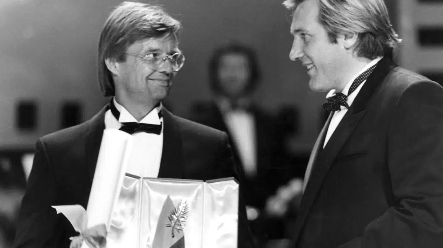 Bille August modtager de Gyldne palmer i Cannes for 'Pelle Erobreren'.
