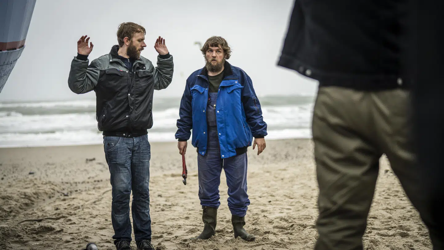 Martin (tv.) og Allan (th.) i serien 'Minkavlerne'. Spillet af Kasper Gross og Jonas Mogensen. Foto: Per Arnesen / TV 2