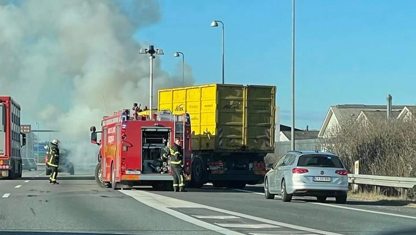 Voldsom bilbrand på E45 Nordjyske Motorvej.