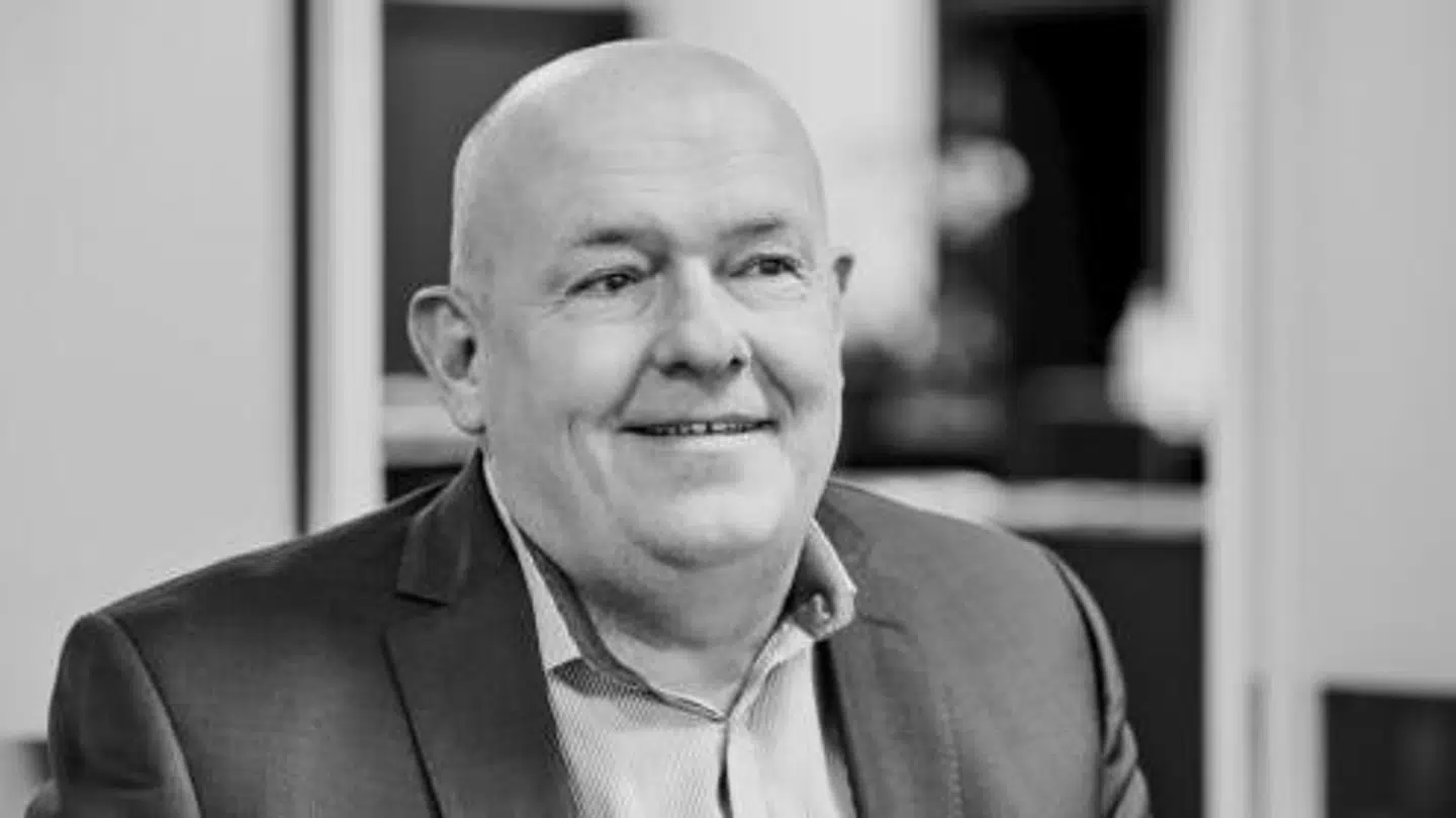 Direktør i TN Udvikling, Torben Nielsen, raser mod Aalborg Kommune, efter fratrædelsesaftalen for stadsarkitekt Peder Baltzer. Han er fratrådt efter sagen om de ulovlige udbygningsaftaler, hvor Toben Nielsen har seks millioner kroner til gode. Han opfordrer alle entreprenører, der har penge til gode til at lægge sag an.