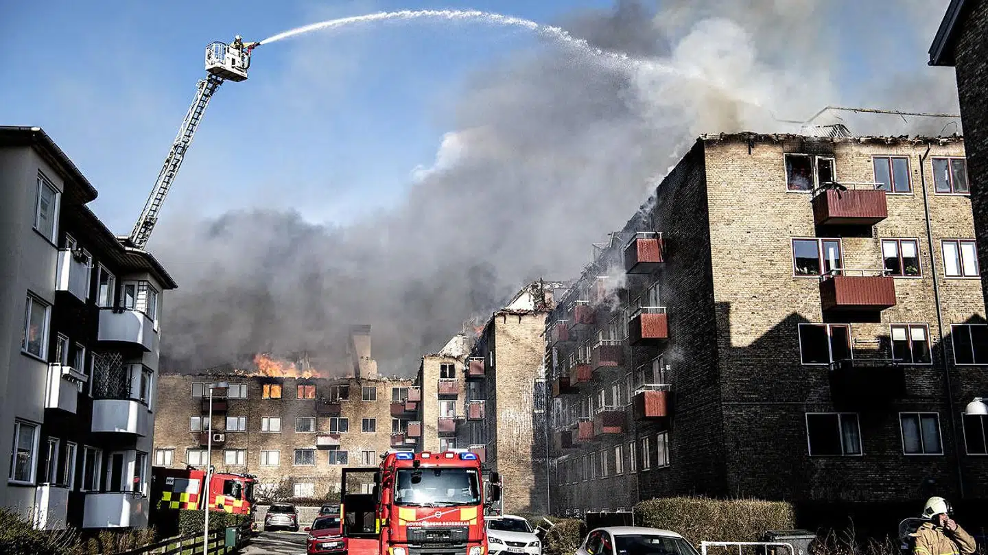 Her ses etageejendom på Grøndals Parkvej i Vanløse blev fredag 25. marts 2022 raseret af en omfattende brand. (Foto: Nils Meilvang/Scanpix 2022)
